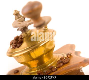 Kurbel einer altmodischen manuellen Kaffeemühle mit gerösteten Kaffeebohnen Stockfoto