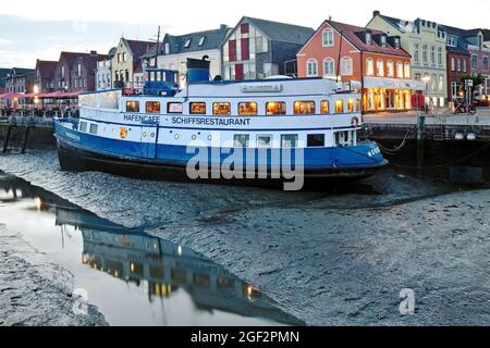 Schiffsrestaurant im Hafen von Husum bei Ebbe am Abend, Deutschland, Schleswig-Holstein, Nordfriesland, Husum Stockfoto