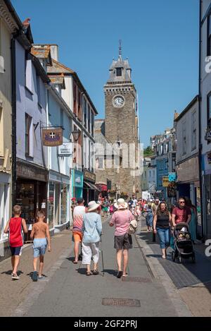 Looe, Cornwall, England, Großbritannien. 2021. Urlauber mischen sich entlang der Fore Street in East Looe, einem beliebten Ferienort und Fischerort in Cornishe. Stockfoto