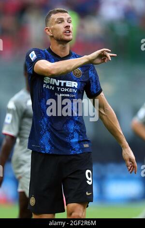 Mailand, Italien. August 2021. Edin Dzeko vom FC Internazionale zeigt während der Serie EIN Spiel zwischen dem FC Genua und dem FC Genua im Stadio Giuseppe Meazza . Stockfoto