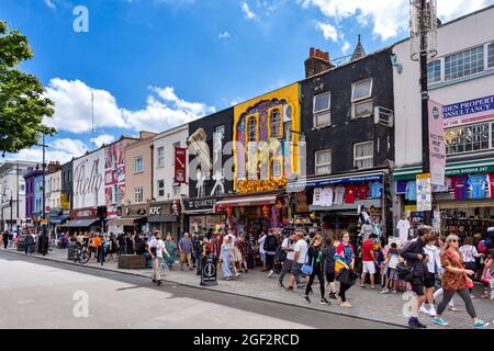 LONDON CAMDEN LOCK CAMDEN TOWN EXOTISCHE GEBÄUDE UND VIELE WOCHENENDKÄUFER AUF DER HAUPTSTRASSE Stockfoto