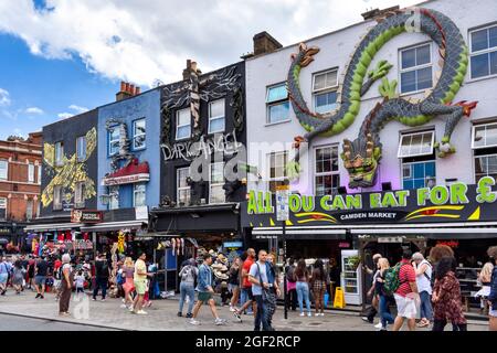 LONDON CAMDEN LOCK CAMDEN TOWN EXOTISCHE BEMALTE GEBÄUDE UND WOCHENENDKÄUFER AUF DER HAUPTSTRASSE Stockfoto