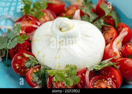 Burrata Käsesalat mit Kartoffeln auf einem blauen Teller Stockfoto