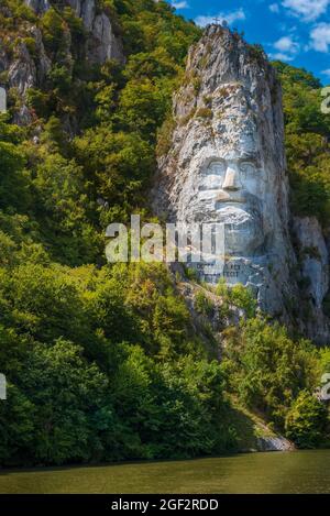 Die Statue von Decebal (55 m hoch) in Stein gemeißelt, in der Nähe der Donau, an einem sonnigen Tag. Das Hotel liegt in der Nähe der Stadt Orsova Stockfoto