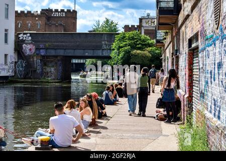 LONDON CAMDEN LOCK CAMDEN TOWN MITTAGESSEN IN DER SONNE DIE MENSCHEN SITZEN AM REGENTS CANAL Stockfoto