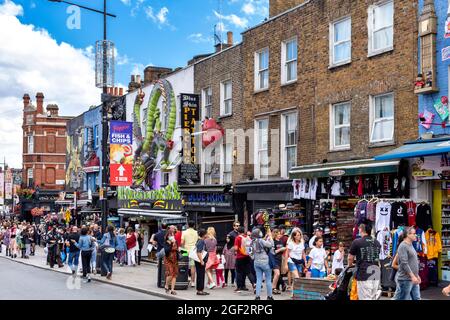 LONDON CAMDEN LOCK CAMDEN TOWN WOCHENENDKÄUFER AUF DER HAUPTSTRASSE Stockfoto