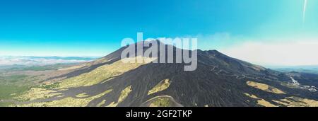 Vulkan Ätna mit altem Lavastrom in einem Luftpanorama von oben an sonnigen Tagen. Stockfoto