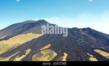 Vulkan Ätna mit altem Lavastrom in einem Luftpanorama von oben an sonnigen Tagen. Stockfoto