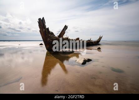 Loksa, Estland - 8. August 2021: Langzeitaufnahme des Schiffswracks von Raketa im Finnischen Meerbusen Stockfoto