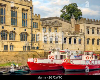 Touristenkreuzfahrtschiffe auf dem Fluss Ouse vor der Guildhall, York, Großbritannien, festgemacht. Stockfoto