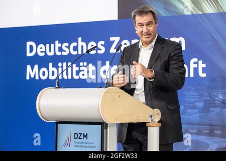 München, Deutschland. August 2021. Markus Söder (CSU), Parteivorsitzender und Ministerpräsident Bayerns, spricht bei der Eröffnungsfeier des Deutschen Zentrums für Zukunftsmobilität (DZM). Das Deutsche Zentrum für Mobilität der Zukunft (DZM) des Bundesverkehrsministeriums soll ein internationales Zentrum für Mobilitätsforschung werden. Quelle: Matthias Balk/dpa/Alamy Live News Stockfoto