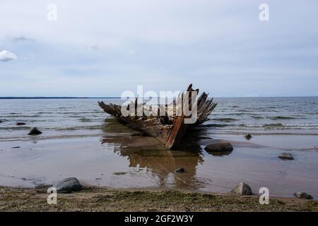 Loksa, Estland - 8. August 2021: Blick auf das Schiffswrack von Raketa im Finnischen Meerbusen an der Küste Nordestlands Stockfoto