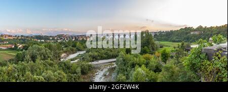 Die wichtigsten Sehenswürdigkeiten von Cuneo: Das Soleri Viadukt, die Via Roma und die monumentale Piazza Galimberti Stockfoto