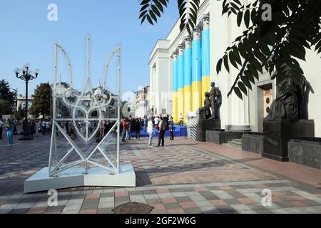 KIEW, UKRAINE - 23. AUGUST 2021 - die Metallinstallation mit dem Tryzub (dem Hauptelement des ukrainischen Wappens) ist außerhalb des Werch abgebildet Stockfoto