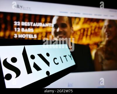 Smartphone mit Logo der Firma SkyCity Entertainment Group Limited auf dem Bildschirm vor der Business-Website. Konzentrieren Sie sich auf die Mitte links des Telefondisplays. Stockfoto