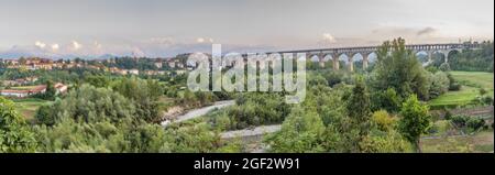 Die wichtigsten Sehenswürdigkeiten von Cuneo: Das Soleri Viadukt, die Via Roma und die monumentale Piazza Galimberti Stockfoto