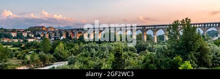 Die wichtigsten Sehenswürdigkeiten von Cuneo: Das Soleri Viadukt, die Via Roma und die monumentale Piazza Galimberti Stockfoto