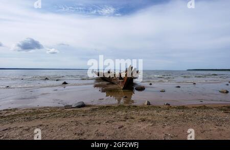 Loksa, Estland - 8. August 2021: Blick auf das Schiffswrack von Raketa im Finnischen Meerbusen an der Küste Nordestlands Stockfoto