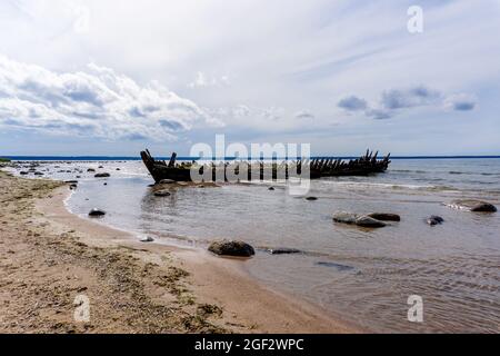 Loksa, Estland - 8. August 2021: Blick auf das Schiffswrack von Raketa im Finnischen Meerbusen an der Küste Nordestlands Stockfoto