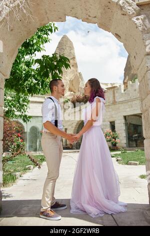 Paare lieben Spaziergänge und Umarmungen auf schönen Straßen alten Stadt am Sommertag. Hochzeitspaar wartet auf die Hochzeitszeremonie Stockfoto