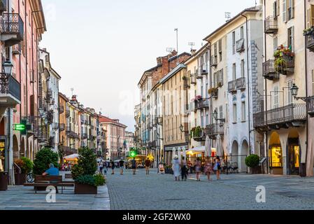 Die wichtigsten Sehenswürdigkeiten von Cuneo: Das Soleri Viadukt, die Via Roma und die monumentale Piazza Galimberti Stockfoto