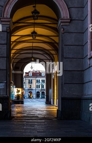 Die wichtigsten Sehenswürdigkeiten von Cuneo: Das Soleri Viadukt, die Via Roma und die monumentale Piazza Galimberti Stockfoto