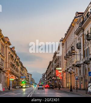 Die wichtigsten Sehenswürdigkeiten von Cuneo: Das Soleri Viadukt, die Via Roma und die monumentale Piazza Galimberti Stockfoto