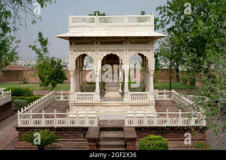 Kenotaph eines der königlichen Mitglieder auf der Rückseite von Jaswant Thada, Jodhpur Rajasthan, Indien Stockfoto