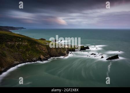 Die zerklüftete Küste des Hartland Quay von Warren Cliff North Devon Coast National Landscape, England. Stockfoto