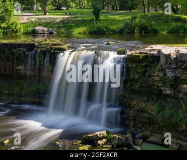 Eine idyllische Flusslandschaft im Wald mit einem Wasserfall Stockfoto