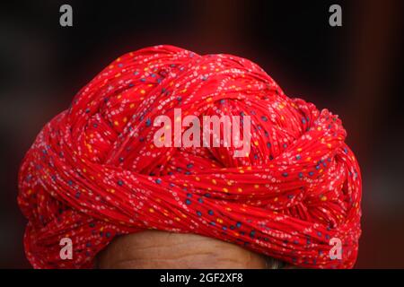 Mann trägt einen traditionellen Rajasthani Turban oder Bandhani, Rajasthan, Indien Stockfoto