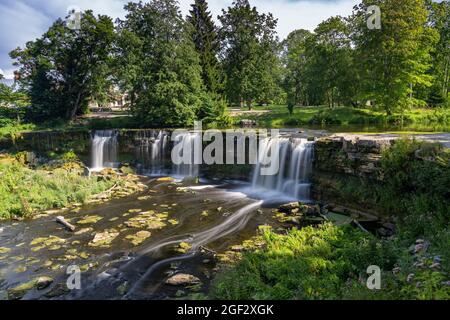 Eine idyllische Flusslandschaft im Wald mit einem Wasserfall Stockfoto