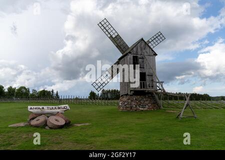 Angla, Estland - 15. August 2021: Blick auf die Windmühlen von Angla auf der Insel Saaremaa in Estland Stockfoto