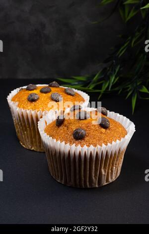 Vertikale Nahaufnahme von Muffins mit Schokolade. Stockfoto