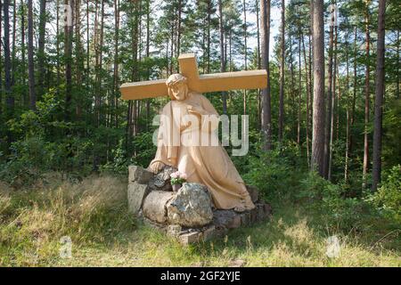 Jesus fällt zum ersten Mal unter das Kreuz. Hergestellt 1927 von Ignacy Zelek. Kalvarienberg in Wiela, Pomoranian Poland - Kalwar Stockfoto