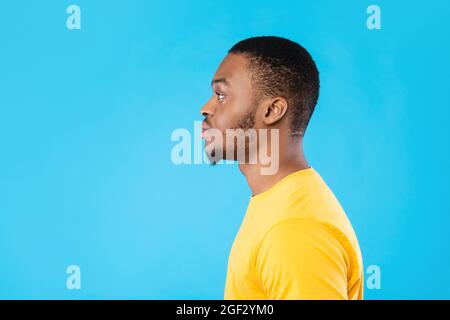 Seitenansicht Porträt Eines Ernsten Afroamerikanischen Mannes Auf Blauem Hintergrund Stockfoto