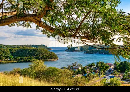 Eintritt zur City Bay, Küstenlinie, Santiago de Cuba, Kuba, 21. November 2016 Stockfoto