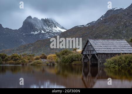 Wunderschöner Blick auf einen Bootsschuppen über den Dove Lake mit Cradle Mountain im Hintergrund in Tasmanien Stockfoto