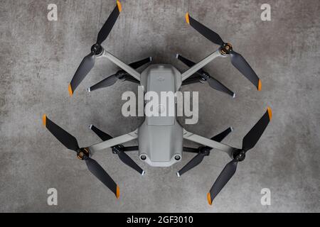 ZUTPHEN, NIEDERLANDE - 10. Aug 2021: Draufsicht der Air 2S Quadcopter Drohne auf der Oberseite und Darstellung der Rotorblätter der älteren Version Mavic Air mit der evoluti Stockfoto
