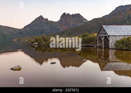 Wunderschöner Blick auf einen Bootsschuppen über den Dove Lake mit Cradle Mountain im Hintergrund in Tasmanien Stockfoto