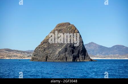 Riesiger Felsen im blau türkisfarbenen Ägäischen Meer, vor der Insel Kimolos, Kykladen Griechenland. Ruhige klare transparente Wasser Landschaft Strand klaren Himmel backgroun Stockfoto