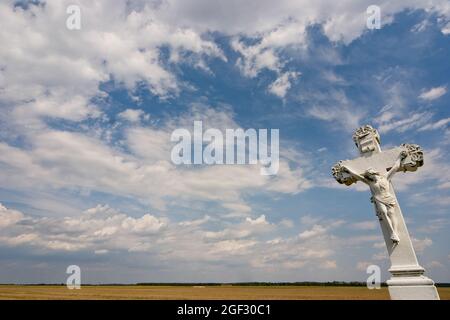 Statue des gekreuzigten Jesus Christus auf einem Feld in Ungarn. Stockfoto