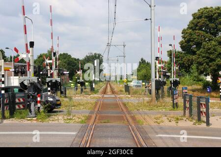 Eingleisige Eisenbahn namens Kamperlijntje am Bahnübergang in Zwolle, Niederlande Stockfoto