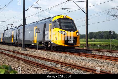 Neuer Intercity-Zug ICNG auf der hanzeboog-Bahnstrecke in Zwolle in den Niederlanden Stockfoto