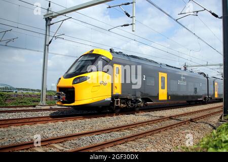 Neuer Intercity-Zug ICNG auf der hanzeboog-Bahnstrecke in Zwolle in den Niederlanden Stockfoto