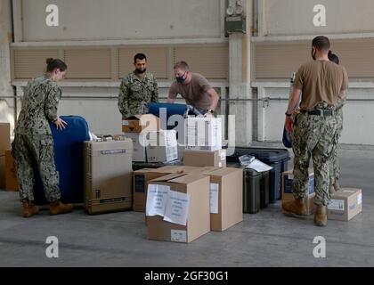 Segler, die dem U.S. Navy Medical Readiness and Training Command Sigonella zugewiesen sind, bringen medizinische Hilfsgüter zur Vorbereitung des Aufnahmebereichs an Bord der Naval Air Station Sigonella zur Unterstützung der Mission des Verteidigungsministeriums, um die sichere Ausreise und Umsiedlung von US-Bürgern, Empfängern von Special Immigration Visa, zu erleichtern, Und der gefährdeten afghanischen Bevölkerung aus Afghanistan, 20,2021. August. Stockfoto
