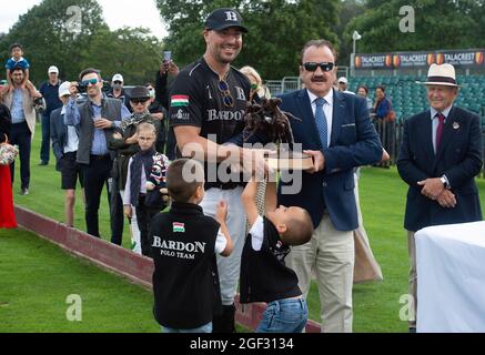 Egham, Surrey, Großbritannien. August 2021. John Collins, CEO und Gründer von Talacrest, überreicht dem Kapitän des Bardon Polo Teams, Andras Tombor, die Talacrest Trophy, nachdem er im Unterfinale des Talacrest Prince of Wales beim Championship Cup gespielt hat. Das Bardon Polo Team besiegte das UAE Polo Team. Quelle: Maureen McLean/Alamy Stockfoto