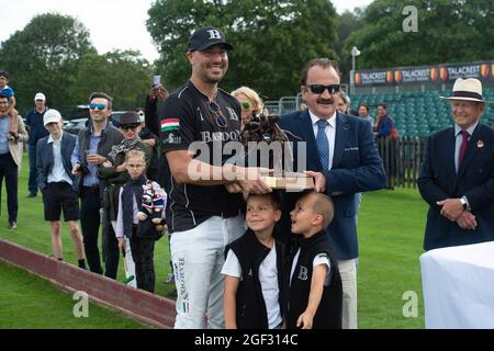 Egham, Surrey, Großbritannien. August 2021. John Collins, CEO und Gründer von Talacrest, überreicht dem Kapitän des Bardon Polo Teams, Andras Tombor, die Talacrest Trophy, nachdem er im Unterfinale des Talacrest Prince of Wales beim Championship Cup gespielt hat. Das Bardon Polo Team besiegte das UAE Polo Team. Quelle: Maureen McLean/Alamy Stockfoto