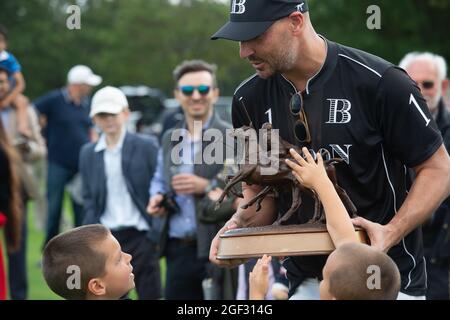 Egham, Surrey, Großbritannien. August 2021. Der Kapitän des Bardon Polo Teams, Andras Tombor, hält die Talacrest Trophy. Das Bardon Polo Team besiegte das UAE Polo Team. Quelle: Maureen McLean/Alamy Stockfoto