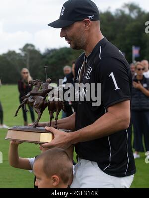 Egham, Surrey, Großbritannien. August 2021. Der Kapitän des Bardon Polo Teams, Andras Tombor, hält die Talacrest Trophy. Das Bardon Polo Team besiegte das UAE Polo Team. Quelle: Maureen McLean/Alamy Stockfoto